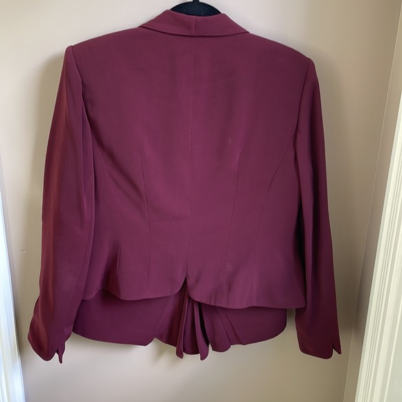 Jones New York Burgundy skirt suit - Picture 2 of 8